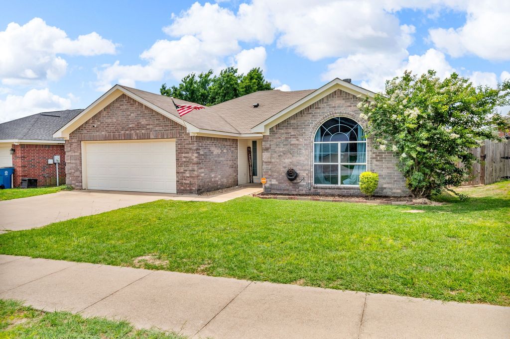 1112 E Park Drive, Lindale, TX 75771