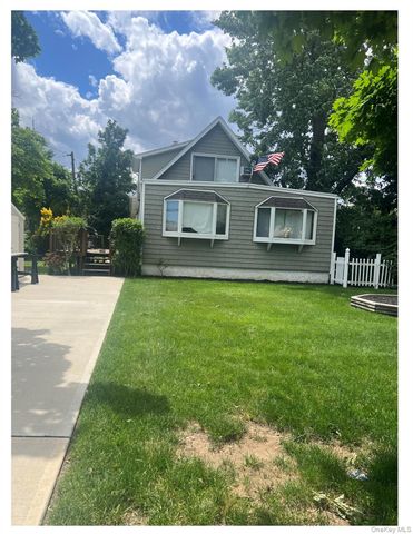 32 Coolidge Street, Bellmore, NY 11710
