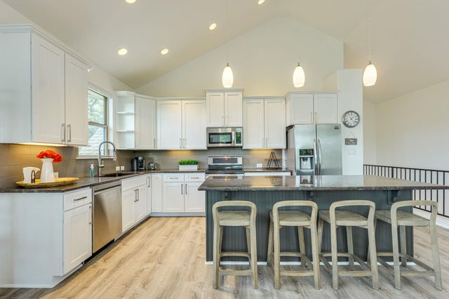 433 Venture BLVD S, Point Venture, TX 78645