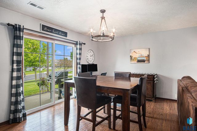 5300 W Sourwood Pl, Sioux Falls, SD 57107