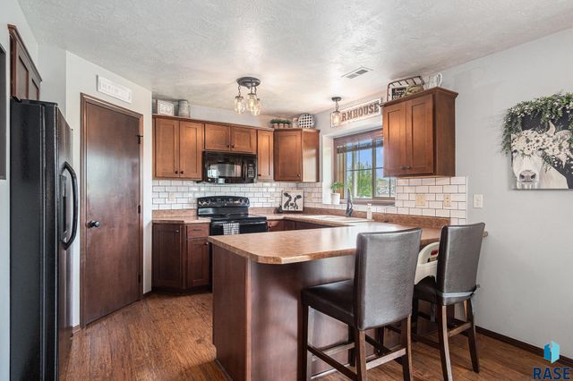 5300 W Sourwood Pl, Sioux Falls, SD 57107