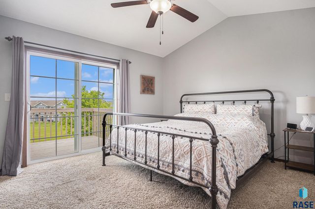5300 W Sourwood Pl, Sioux Falls, SD 57107