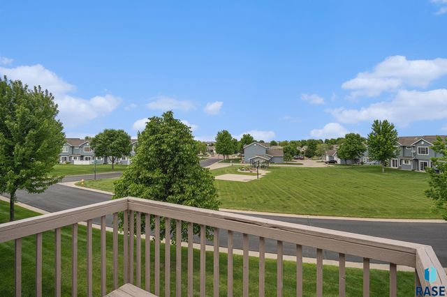 5300 W Sourwood Pl, Sioux Falls, SD 57107