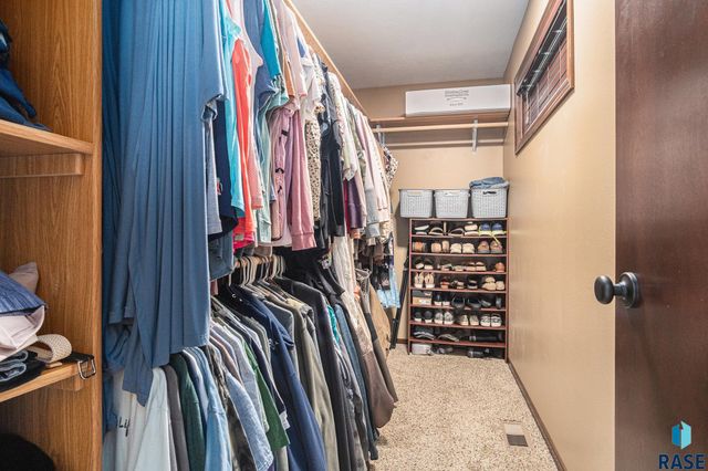 5300 W Sourwood Pl, Sioux Falls, SD 57107
