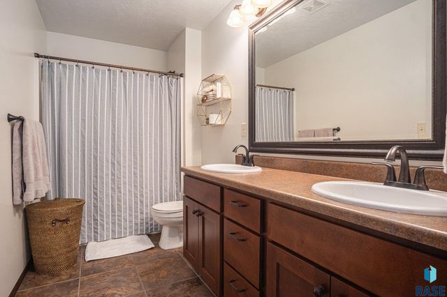 5300 W Sourwood Pl, Sioux Falls, SD 57107