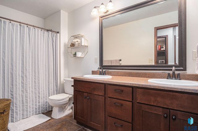 5300 W Sourwood Pl, Sioux Falls, SD 57107
