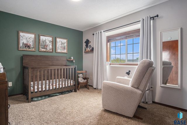 5300 W Sourwood Pl, Sioux Falls, SD 57107