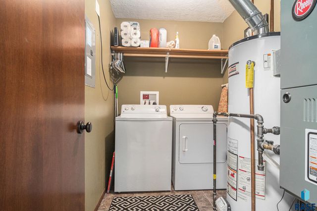 5300 W Sourwood Pl, Sioux Falls, SD 57107