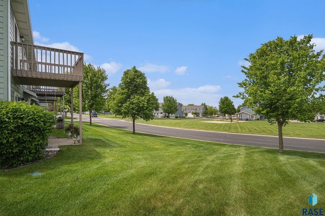 5300 W Sourwood Pl, Sioux Falls, SD 57107
