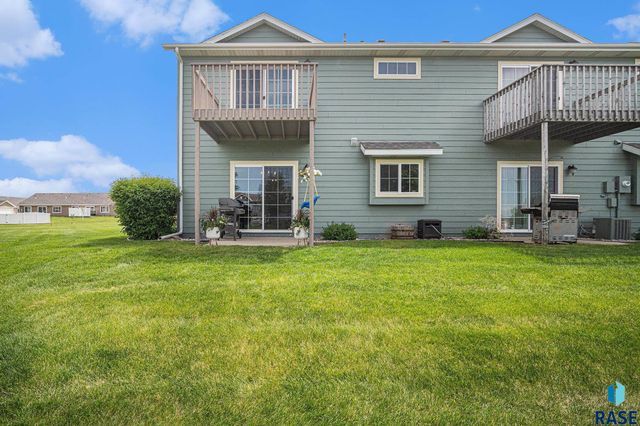 5300 W Sourwood Pl, Sioux Falls, SD 57107