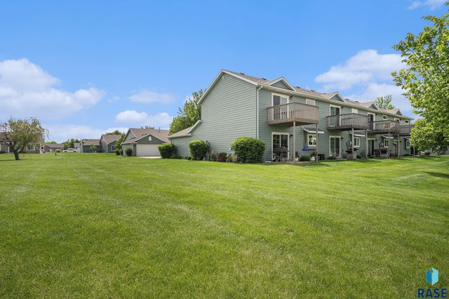 5300 W Sourwood Pl, Sioux Falls, SD 57107
