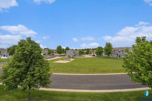 5300 W Sourwood Pl, Sioux Falls, SD 57107
