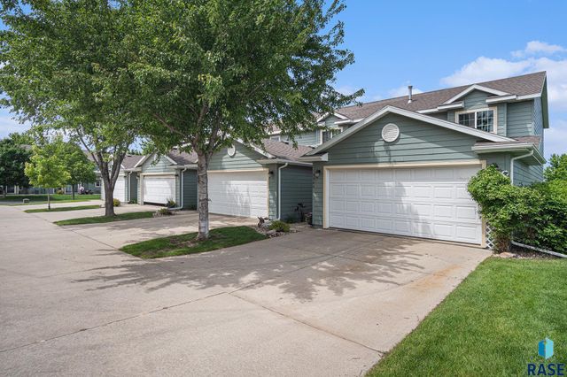 5300 W Sourwood Pl, Sioux Falls, SD 57107