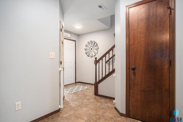 5300 W Sourwood Pl, Sioux Falls, SD 57107