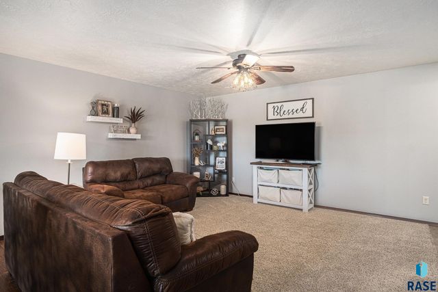 5300 W Sourwood Pl, Sioux Falls, SD 57107