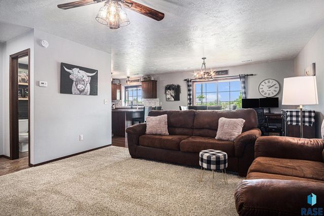 5300 W Sourwood Pl, Sioux Falls, SD 57107