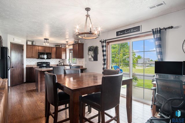 5300 W Sourwood Pl, Sioux Falls, SD 57107
