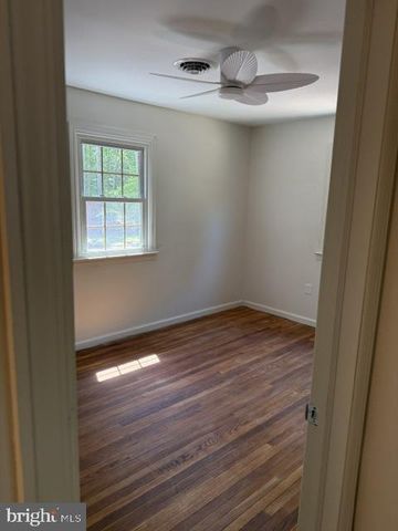 1306 COMMISSIONERS RD, Mullica Hill, NJ 08062