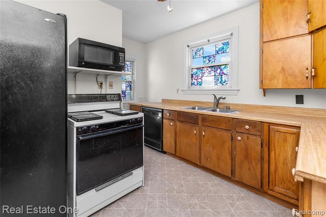 433 Kings Highway, Wyandotte, MI 48192
