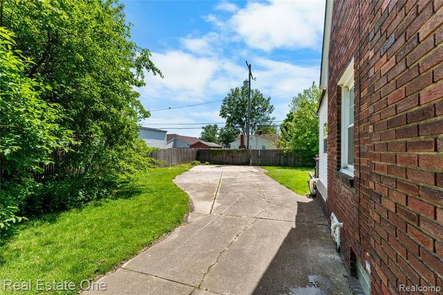 433 Kings Highway, Wyandotte, MI 48192