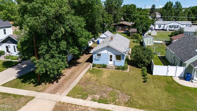 208 3rd Street NW, Beulah, ND 58523 property photo