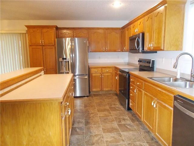 817 Clancy Court, Raymore, MO 64083