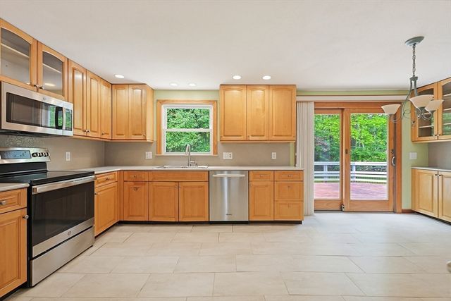 7 Cahill Park Dr, Framingham, MA 01702