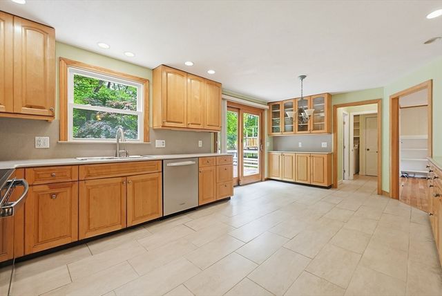 7 Cahill Park Dr, Framingham, MA 01702