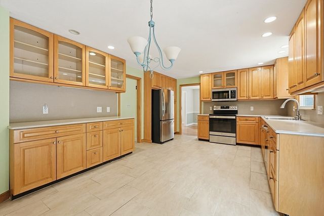 7 Cahill Park Dr, Framingham, MA 01702