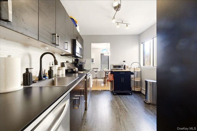 14 Granada Crescent 18, White Plains, NY 10603