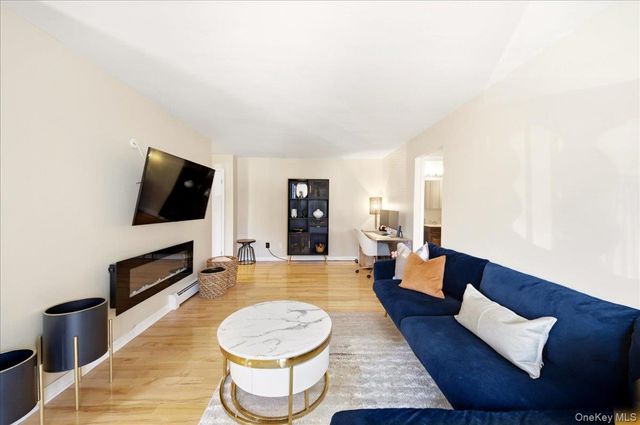 14 Granada Crescent 18, White Plains, NY 10603