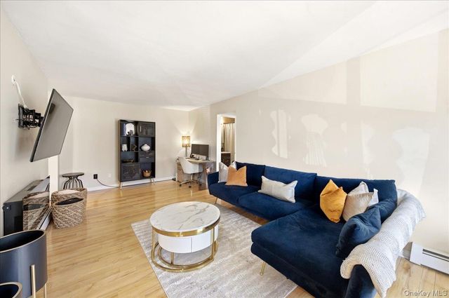 14 Granada Crescent 18, White Plains, NY 10603