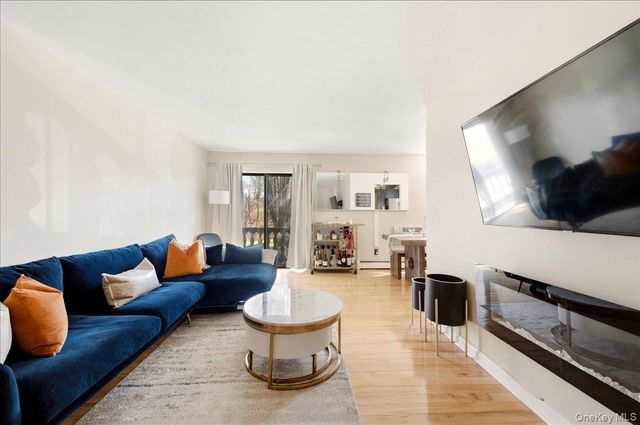 14 Granada Crescent 18, White Plains, NY 10603