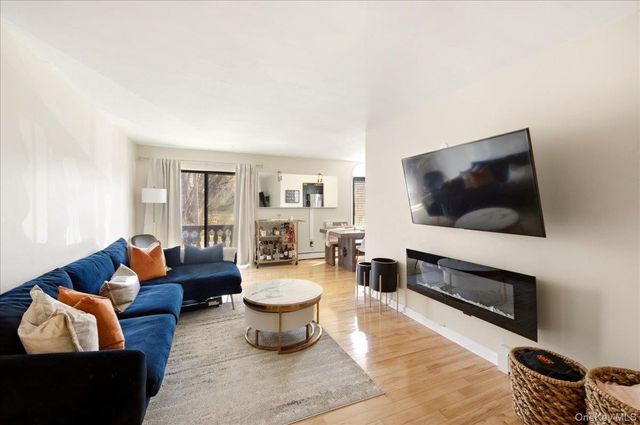 14 Granada Crescent 18, White Plains, NY 10603