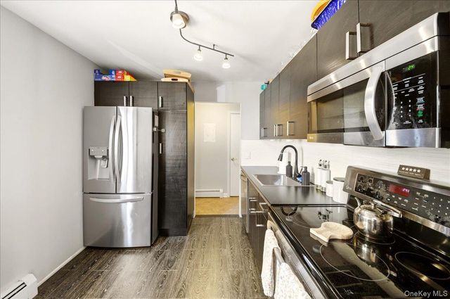 14 Granada Crescent 18, White Plains, NY 10603