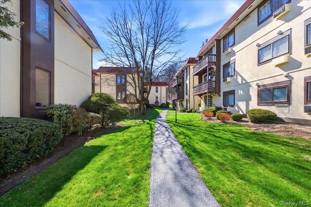 14 Granada Crescent 18, White Plains, NY 10603