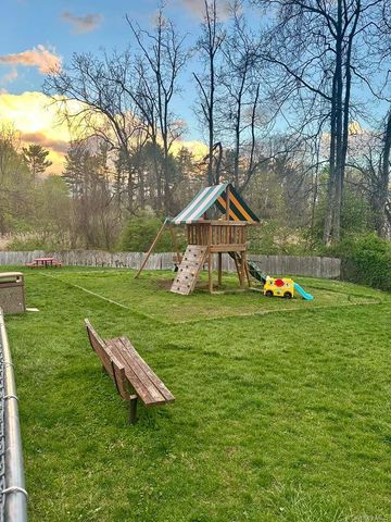 14 Granada Crescent 18, White Plains, NY 10603