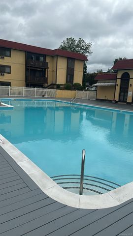 14 Granada Crescent 18, White Plains, NY 10603