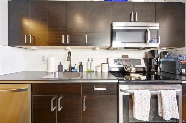 14 Granada Crescent 18, White Plains, NY 10603