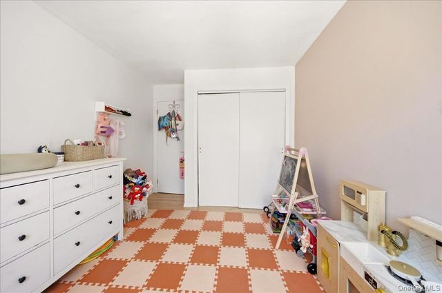 14 Granada Crescent 18, White Plains, NY 10603