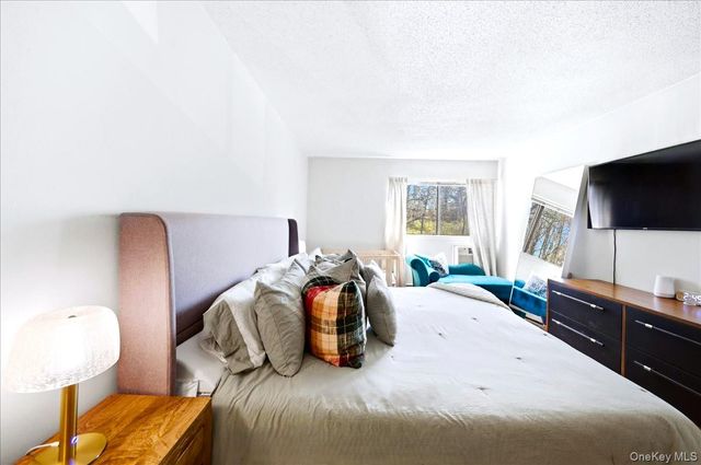 14 Granada Crescent 18, White Plains, NY 10603