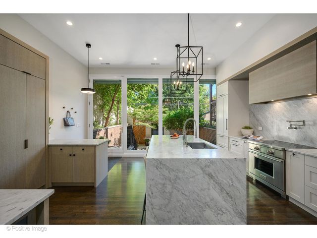 1953 N Howe Street, Chicago, IL 60614