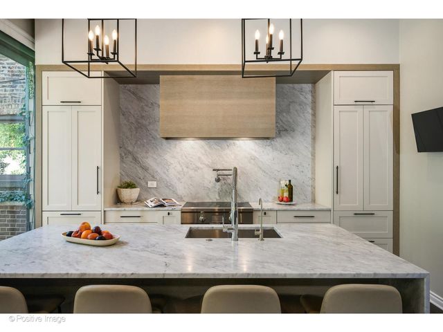 1953 N Howe Street, Chicago, IL 60614