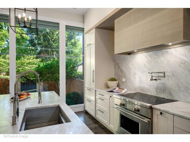 1953 N Howe Street, Chicago, IL 60614