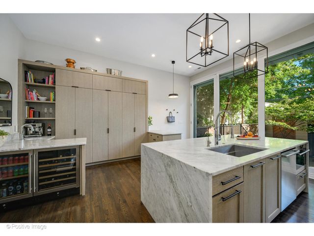 1953 N Howe Street, Chicago, IL 60614