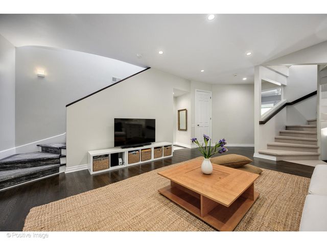 1953 N Howe Street, Chicago, IL 60614