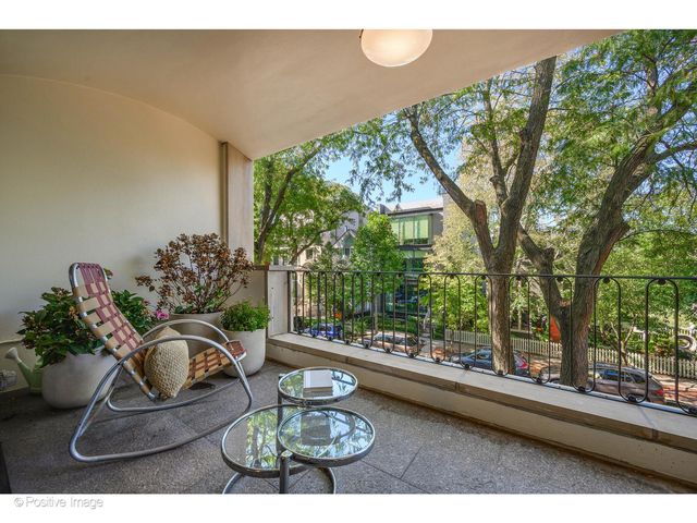 1953 N Howe Street, Chicago, IL 60614