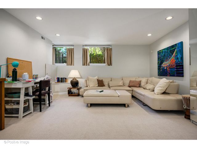 1953 N Howe Street, Chicago, IL 60614