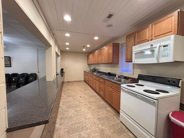 7535 Madisonville Rd, Hopkinsville, KY 42240