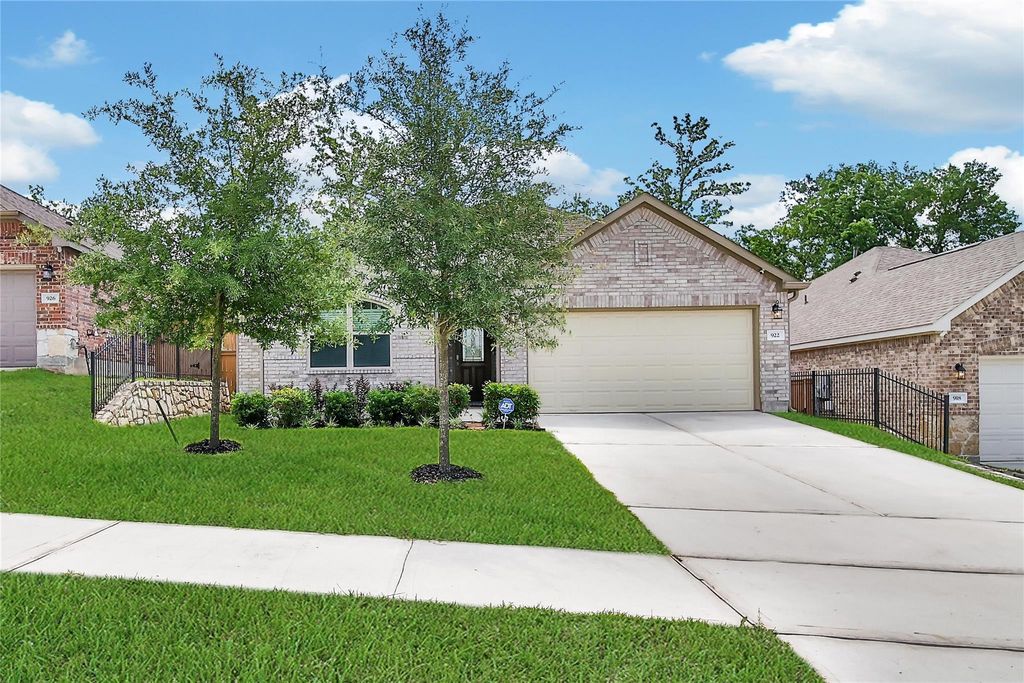 922 Golden Willow Lane, Conroe, TX 77304